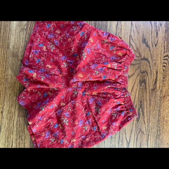 Liz Sport vintage red paisley shorts side button - Picture 2 of 4